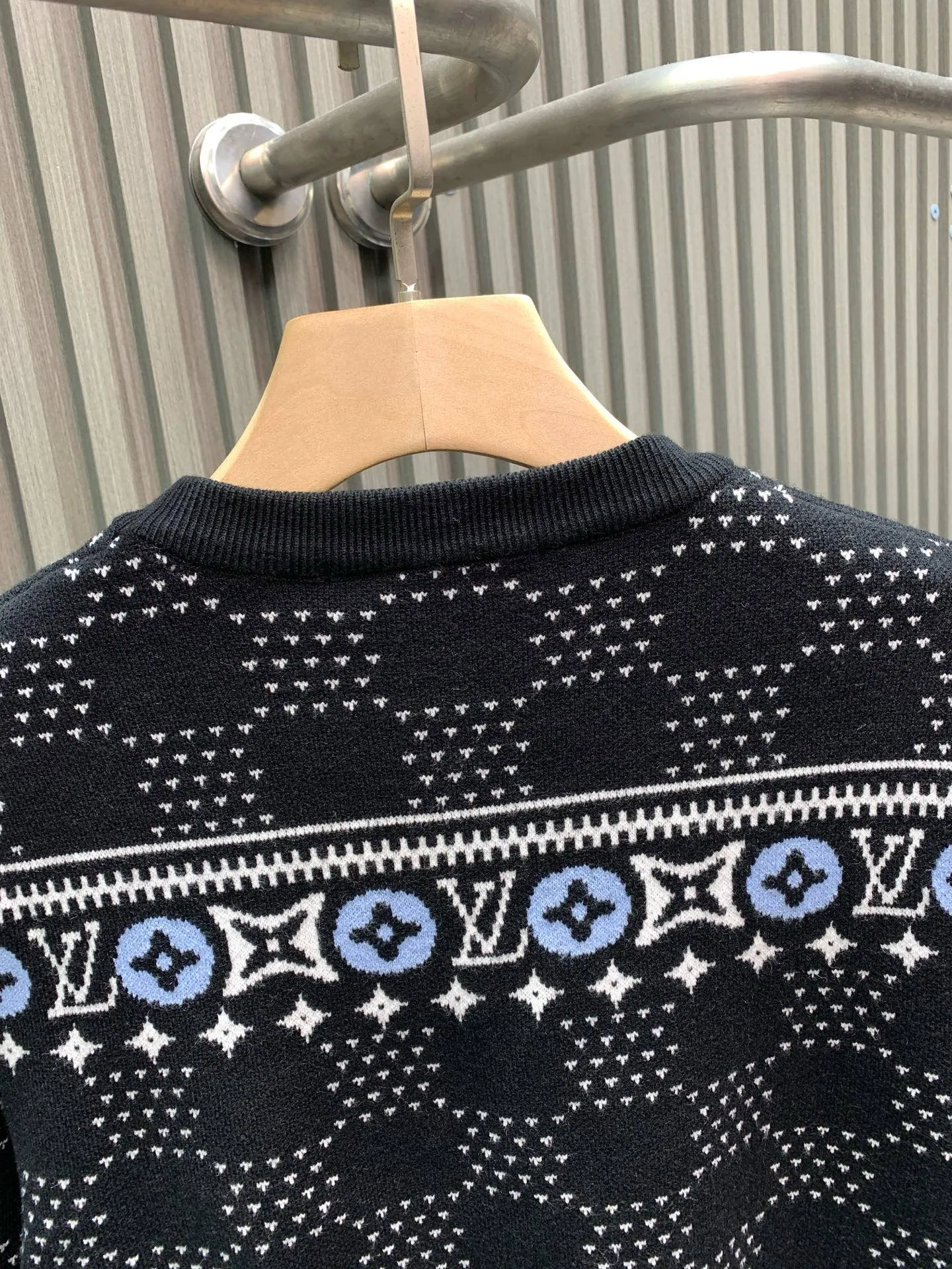 🅿️400 🀄️ Louis Vuitton Louis Vuitton 25Fw new autumn and winter style, full-print logo pattern crew neck sweater, exclusive high-end production, a style that people will fall in love with at first sight, full of Louis Vuitton style, using customized fabrics, the version is very good, it can have the lazy taste of the street, but also very casual and western style, the texture is super good, babies must arrange it